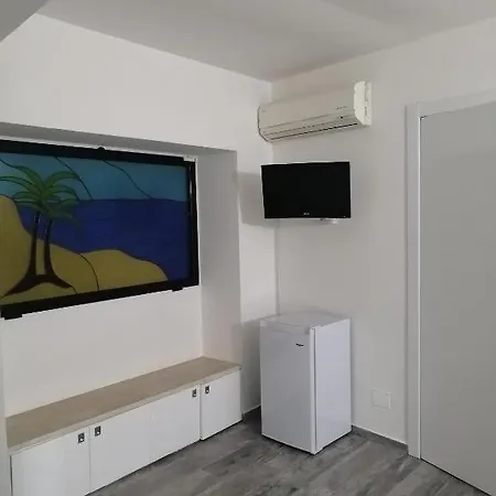 Guest house Camera Privata Lo Scoglio 3*